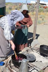 Siedler kochen im Dutch Oven