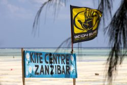 Schild am Strand "Kite Centre Zanzibar"